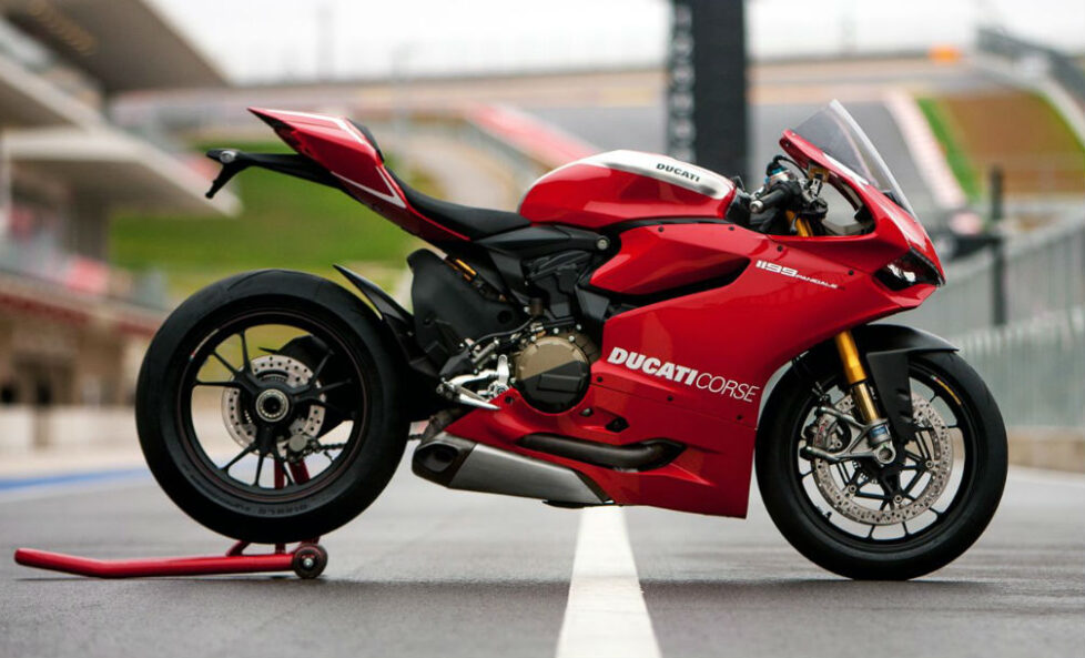 ducati-panigale-1199-r-viva-moto-right-side-view