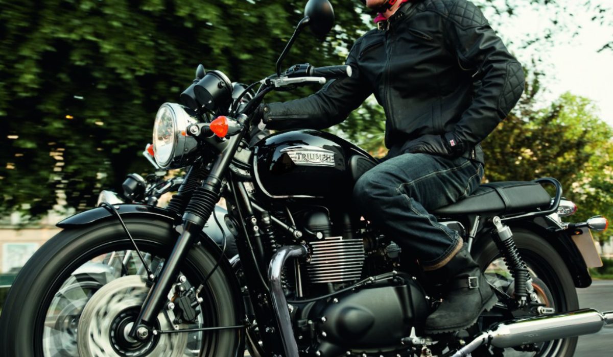 triumph-bonneville-t100-black-motorcycle-viva-moto