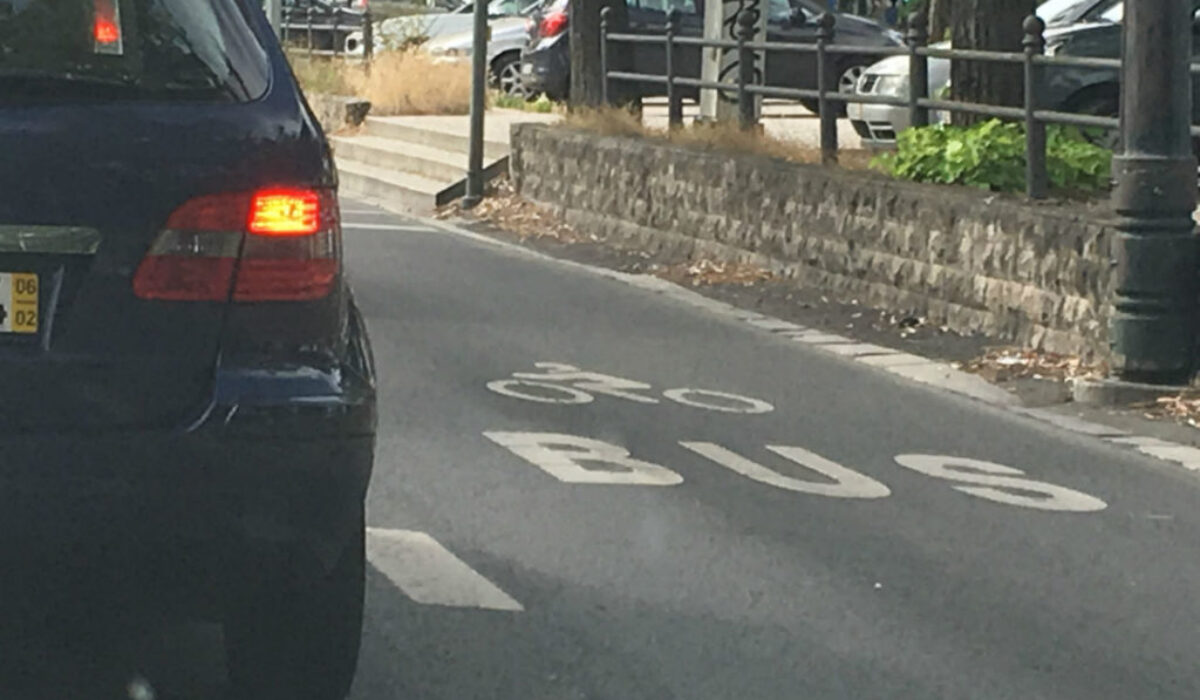 motorcycles-share-bus-lane-lisbon-portugal-vivamoto