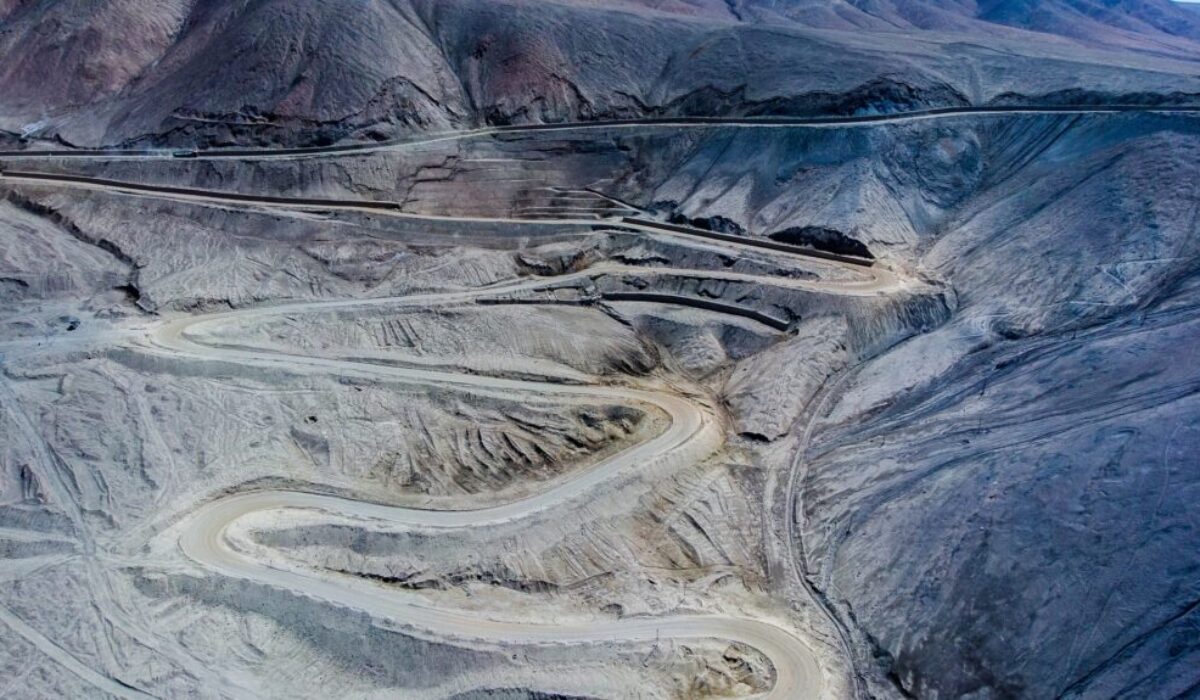 winding-road-mountain-range-road