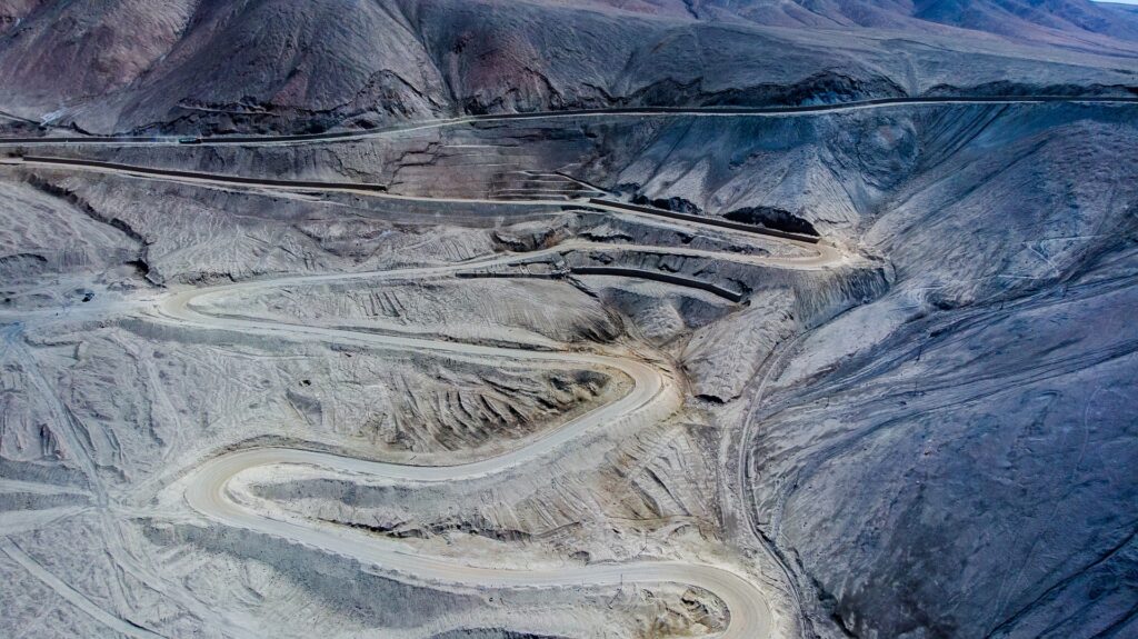 winding-road-mountain-range-road