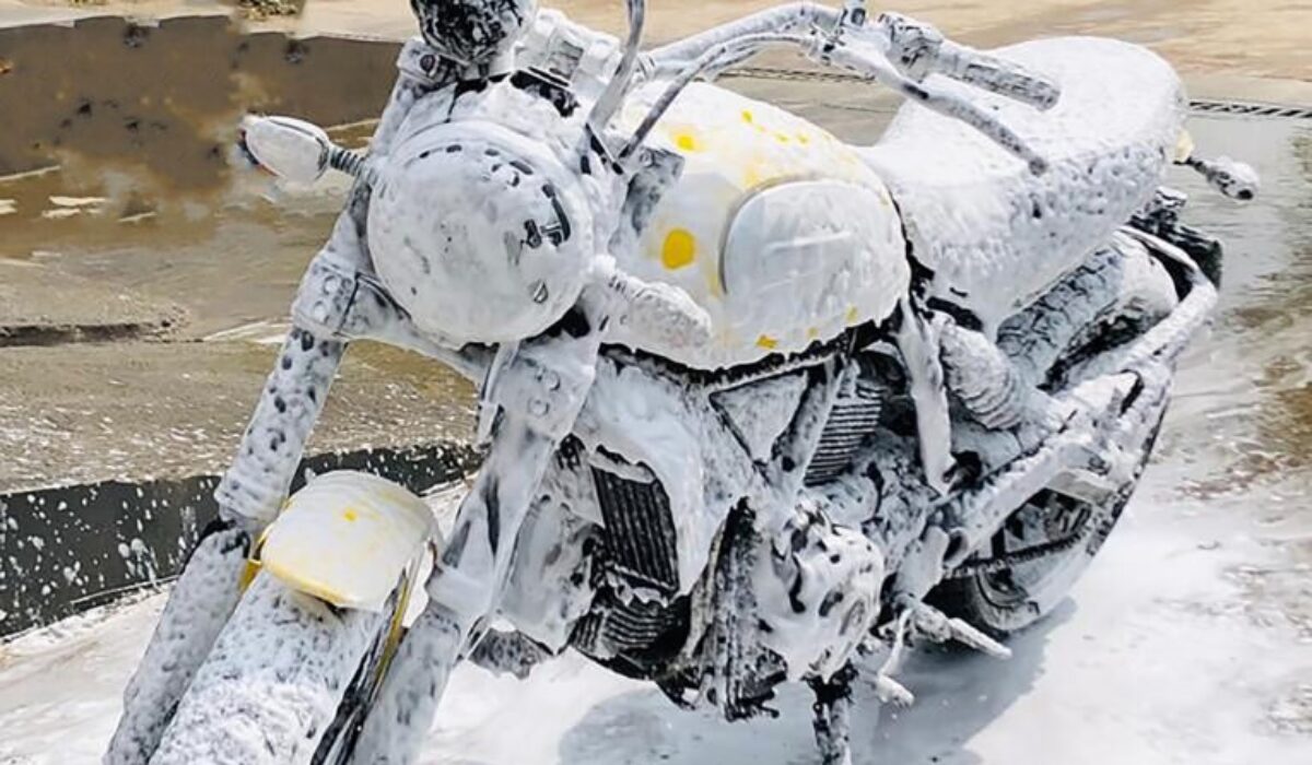 motorcycle-wash-foam-washing-6099451/